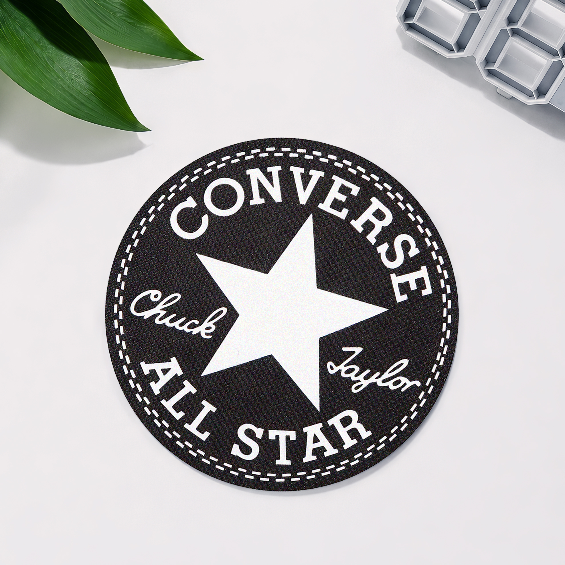 پوستر گرد پینترستی طرح Converse Black
